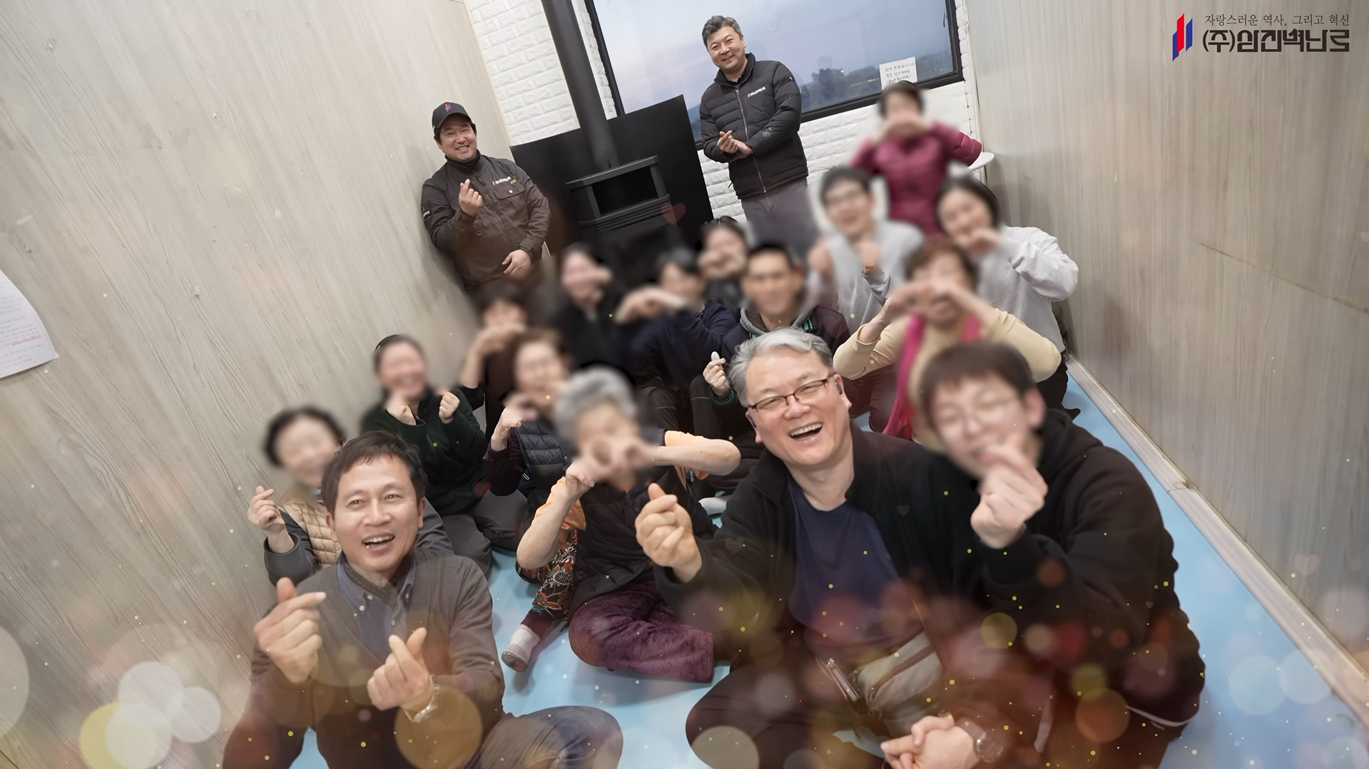 한국장애인환경연대 관계자와 참여자들이 후원 물품 전달 행사에서 기념 촬영하는 모습